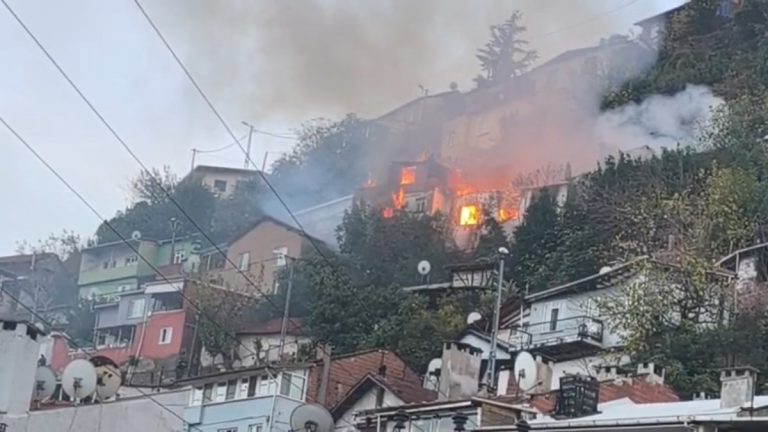 Bursa’da 2 katlı binada yangın