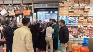 Bursa’da birtakım eserler 10 TL’den satışa sunuldu: Giysi mağazasında izdiham yaşandı