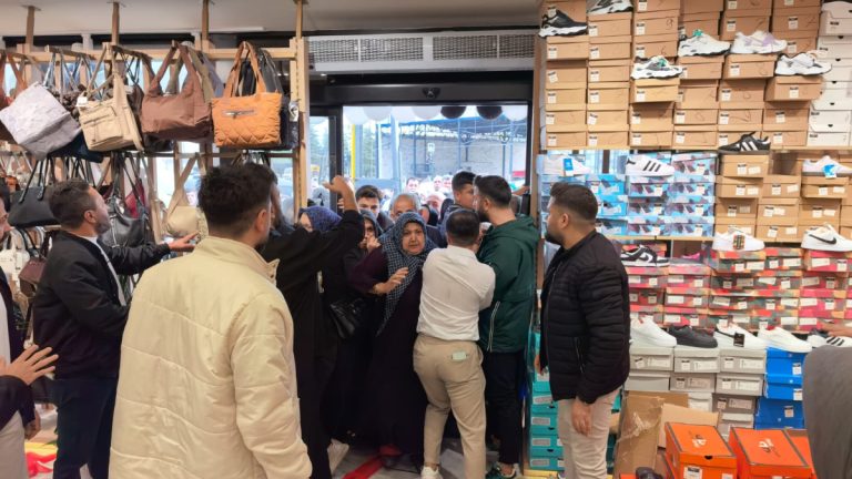 Bursa’da birtakım eserler 10 TL’den satışa sunuldu: Giysi mağazasında izdiham yaşandı