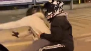 Bursa’da ön tekerini kaldırmak istediği motosikleti devirdi: Kaza anı kamerada