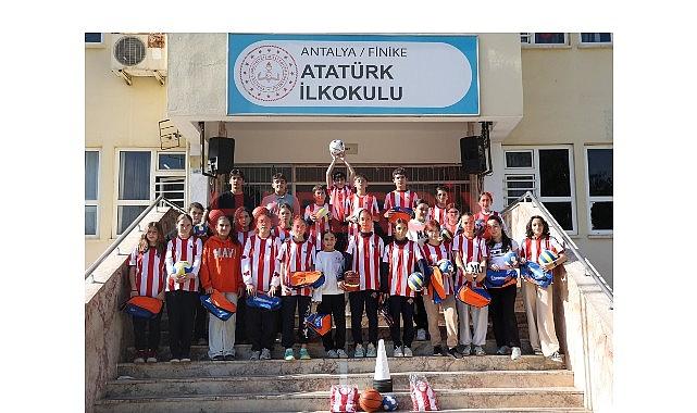 Büyükşehir’den geleceğin sporcularına malzeme desteği