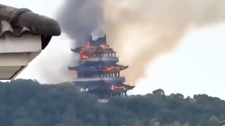 Çin’de 1500 yıllık tapınakta yangın çıktı