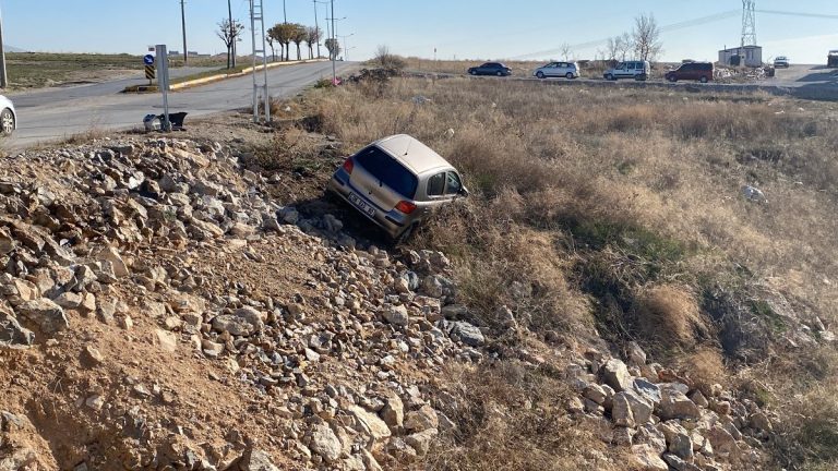 Çorum’da yoldan çıkan otomobil, taşlık alanda asılı kaldı
