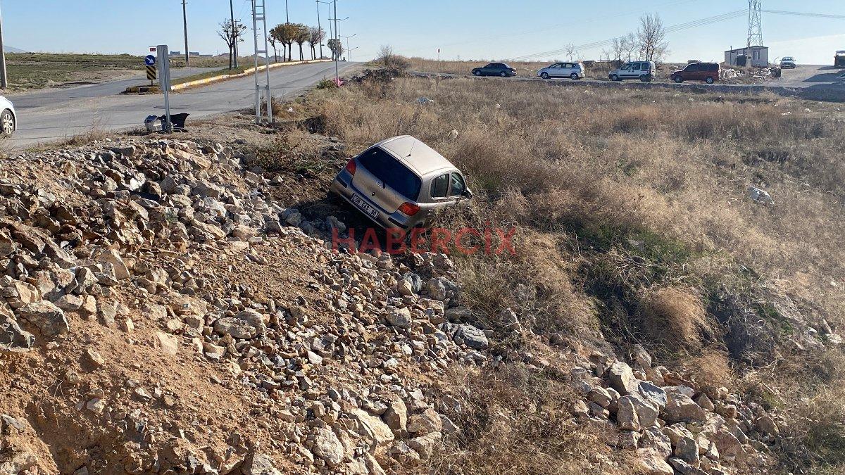 Çorum’da yoldan çıkan otomobil, taşlık alanda asılı kaldı