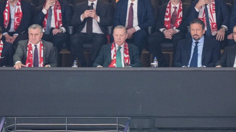 Cumhurbaşkanı Erdoğan, A Milli Basketbol Takımı’nın maçını izledi