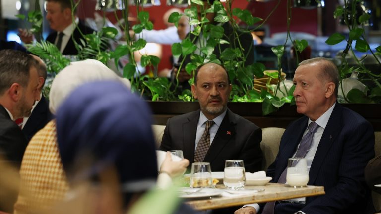 Cumhurbaşkanı Erdoğan kafede vatandaşlarla sohbet etti