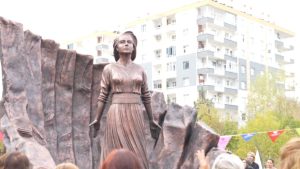 DEM Parti’den heykel açılışı