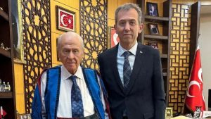 Devlet Bahçeli, Karaşar Türkmen Alevilerinin mahalli kıyafetleriyle