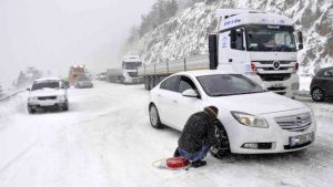 Direksiyona geçmeden iki kez düşünün: İşte karlı yollarda dikkat etmeniz gerekenler