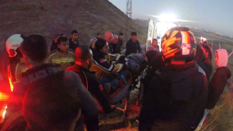 Diyarbakır’da otomobil şarampole yuvarlandı