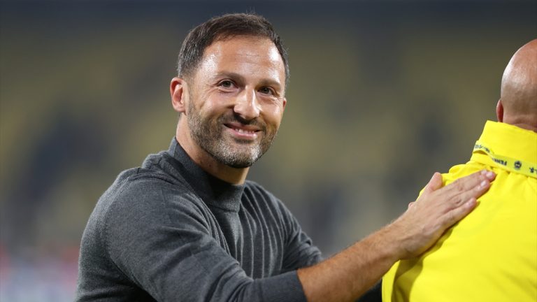 Domenico Tedesco, galibiyet sonrası tribünleri turladı