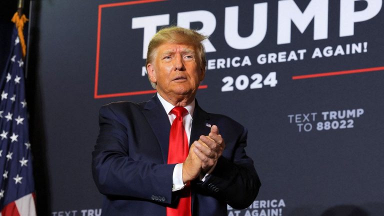 Donald Trump: Venezuela ve çevresindeki hava sahasının kapatılmış olduğunu dikkate alın