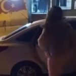 Elazığ’da bayan, öfkesini tartıştığı kişinin arabasından çıkardı