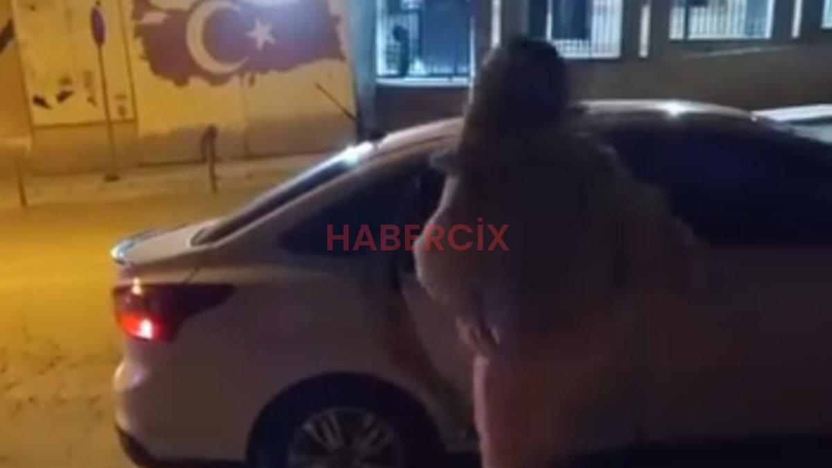 Elazığ’da bayan, öfkesini tartıştığı kişinin arabasından çıkardı