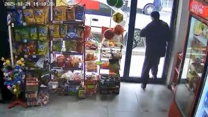 Elazığ’da kapıyı fark etmeyen adam kafasıyla camı kırdı