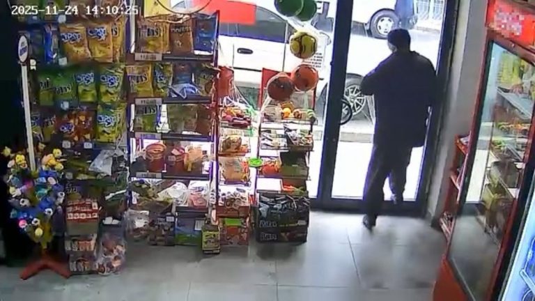 Elazığ’da kapıyı fark etmeyen adam kafasıyla camı kırdı