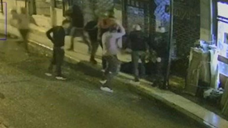 Elazığ’da sokak ortasında darp kameraya yansıdı