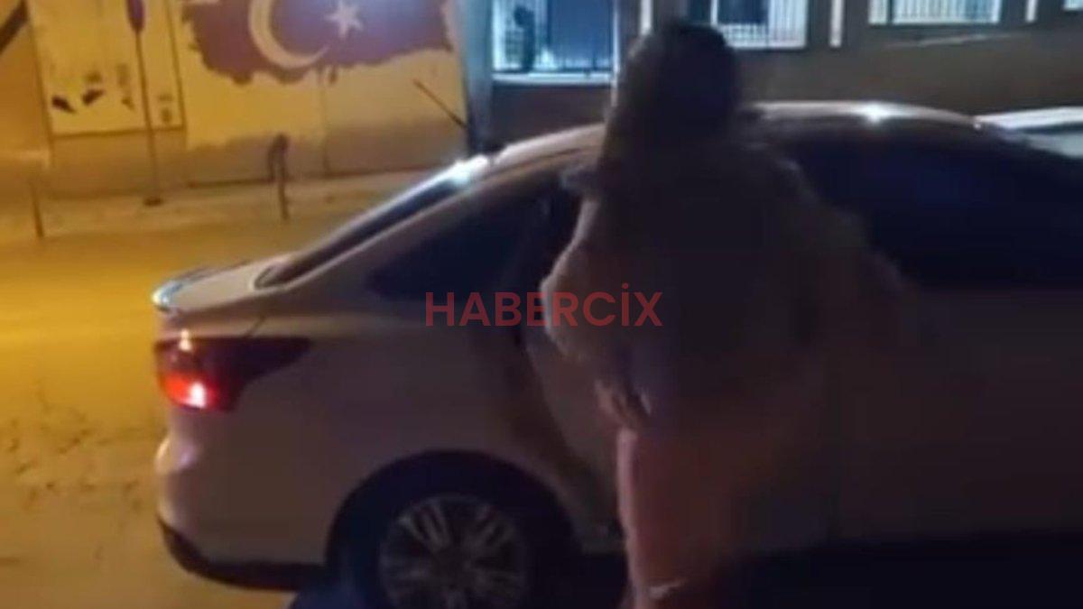 Elazığ’da tartıştığı kişinin arabasına saldıran bayan kayda alındı