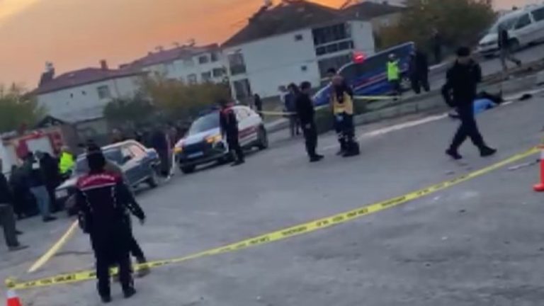 Elazığ’da traktörle çarpışarak arabanın ezdiği yaya öldü