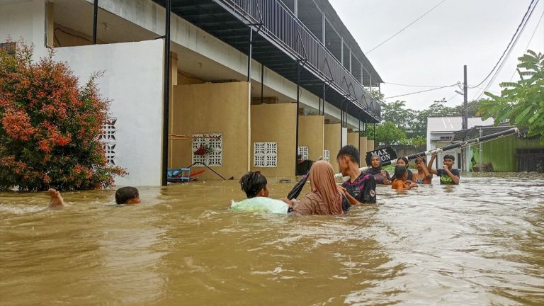 Endonezya’da şiddetli yağışlar afetlere yol açtı: Can kaybı 79’a yükseldi