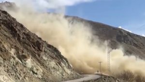 Erzincan’da tehlike oluşturan kayalar temizlendi