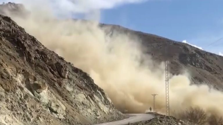 Erzincan’da tehlike oluşturan kayalar temizlendi