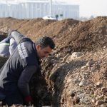 Erzurum’da mezarlıklarda kış hazırlığı