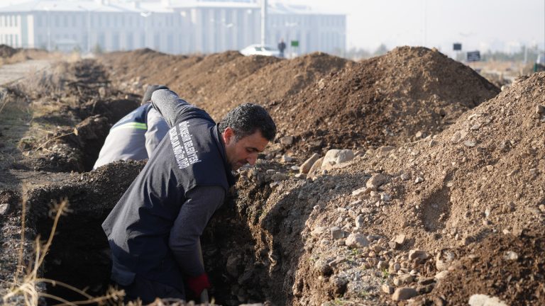 Erzurum’da mezarlıklarda kış hazırlığı