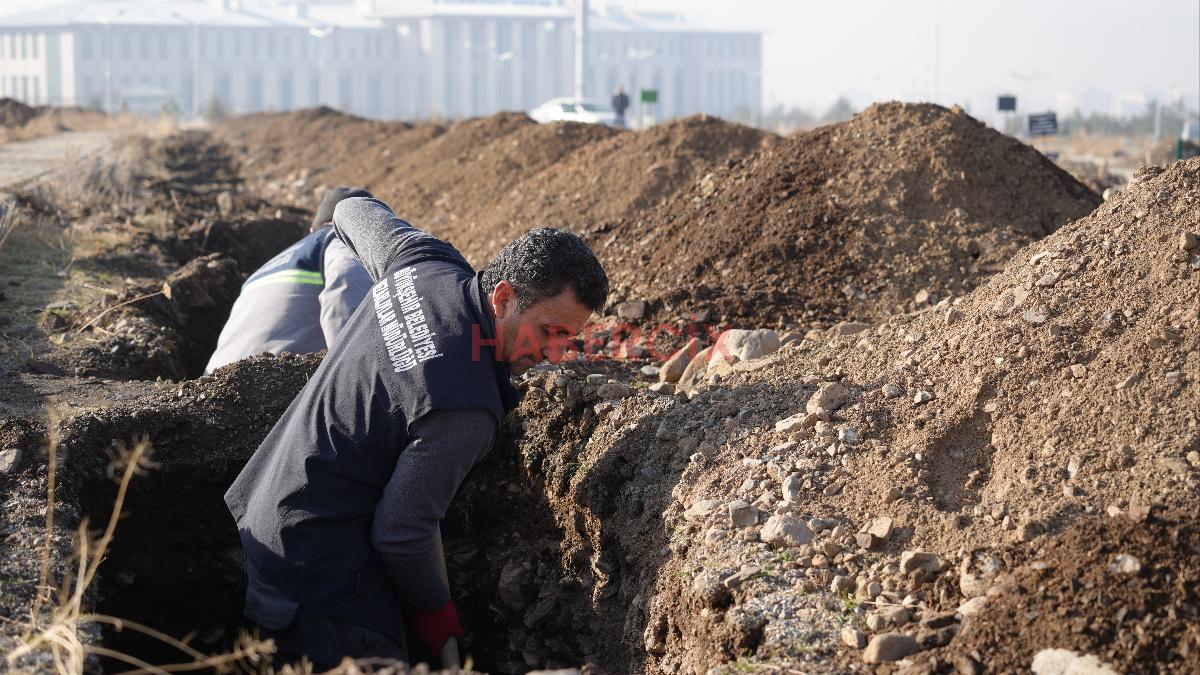 Erzurum’da mezarlıklarda kış hazırlığı