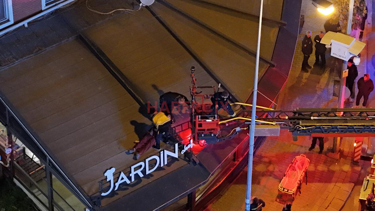 Eskişehir’de 2’nci kattan kafenin tentesine düştü: Şahsın, alkollü olduğu öğrenildi