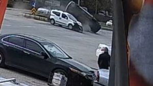 Eskişehir’de araçların çarpıştığı kaza kamerada: 1 yaralı