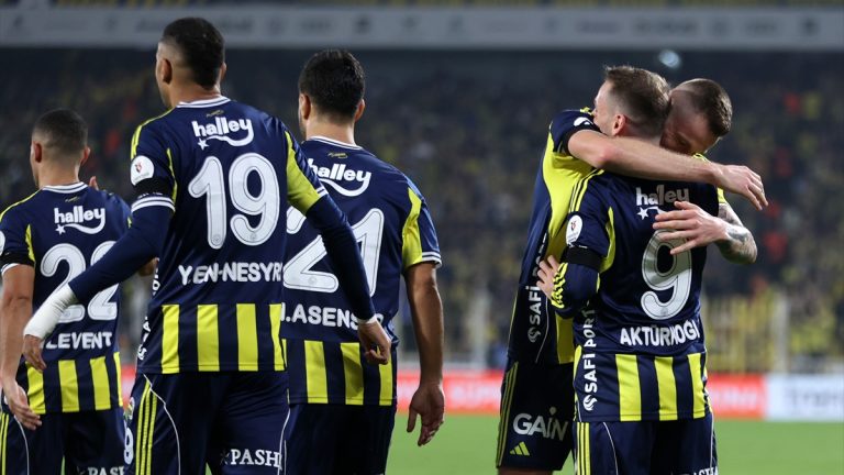 Fenerbahçe, Galatasaray’la arasındaki puan farkını 1’e indirdi