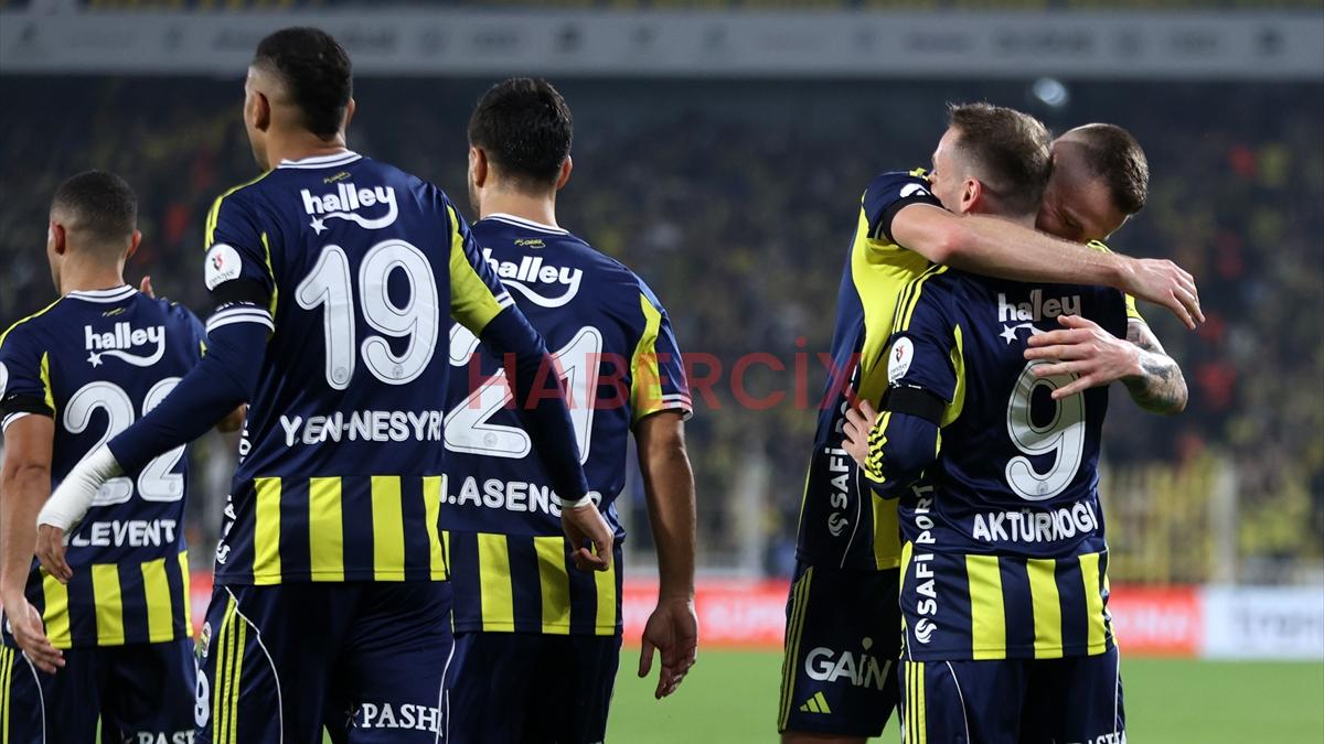 Fenerbahçe, Galatasaray’la arasındaki puan farkını 1’e indirdi