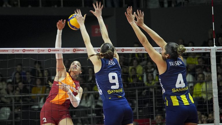 Fenerbahçe, nefes kesen derbide Galatasaray’ı mağlup etti
