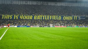 Fenerbahçe taraftarından, futbolculara Galatasaray maçını hatırlatan pankart