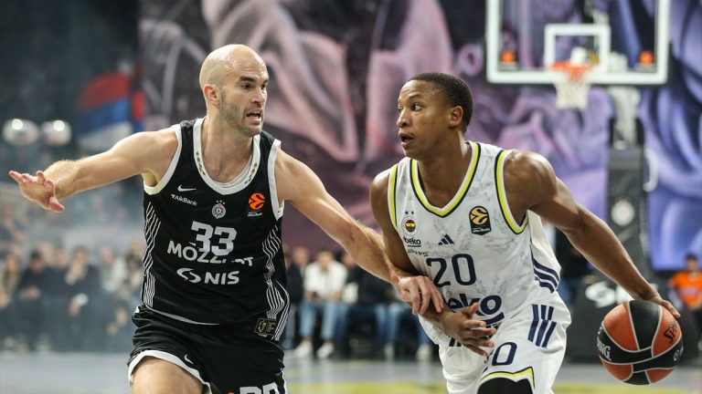 Fenerbahçe’den Partizan maçında açılan ırkçı pankarta tepki!