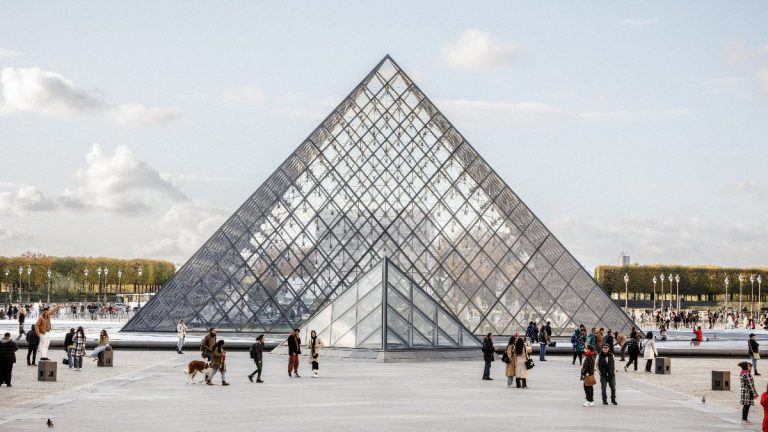 Fransa’da Louvre Müzesi soygununa ilişkin 4 şüpheli daha tutuklandı