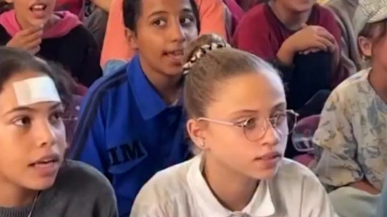 Gazze’de ateşkesin akabinde çocuklar okullara döndü