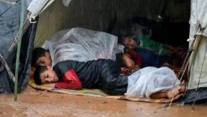 Gazze’de çocuklar, ıslanmış çadırlarda uyuyor