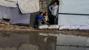 Gazze’de etkili olan yağmur çadırları vurdu: Gazzeli babanın feryadı yürekleri yaktı