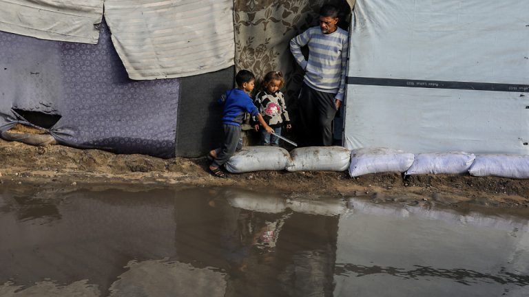 Gazze’de etkili olan yağmur çadırları vurdu: Gazzeli babanın feryadı yürekleri yaktı