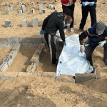 Gazze’de kimliği belirlenemeyen 30 Filistinli daha defnedildi