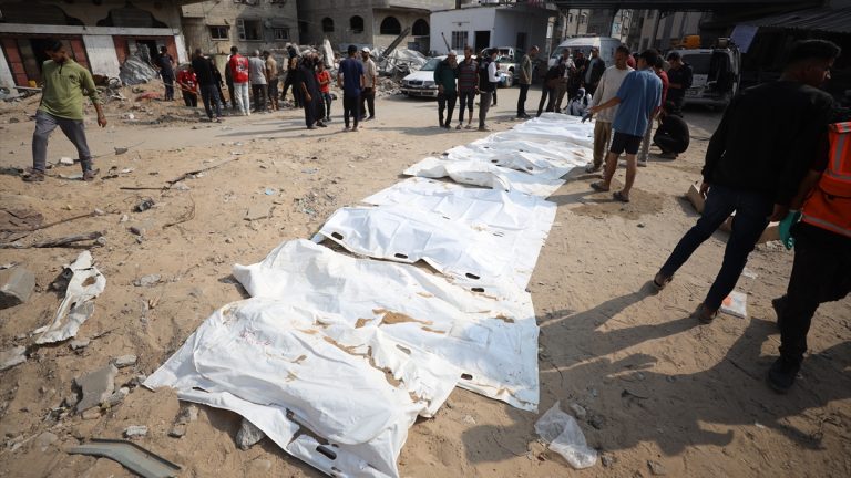 Gazze’de toplu defnedilen cenazeler mezarlıklara taşınıyor