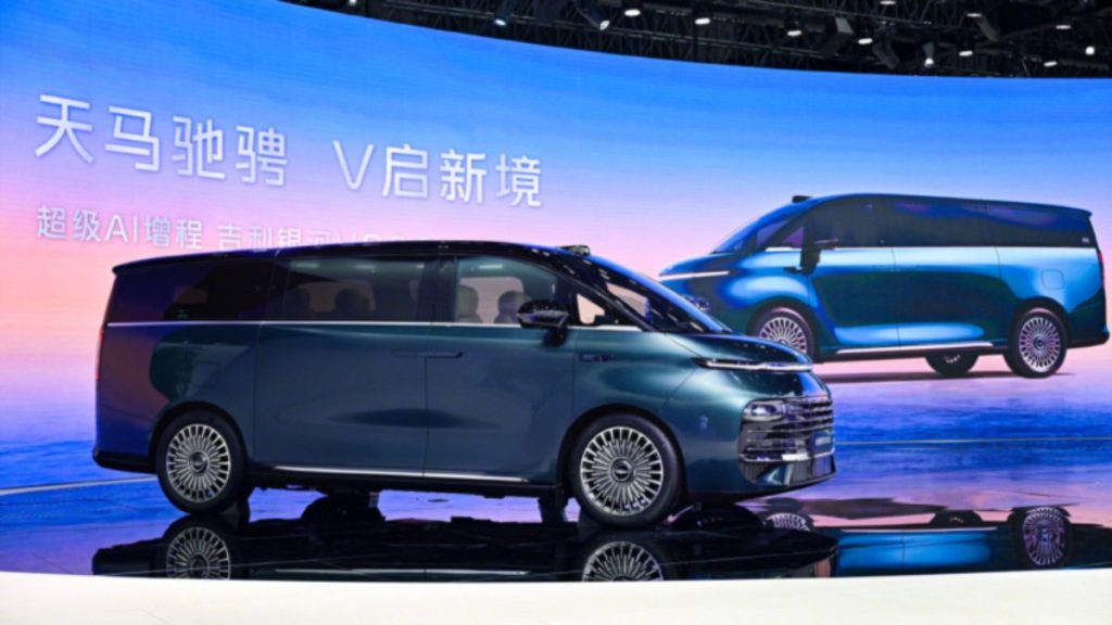 Geely’nin yeni tanıttığı Galaxy V900 rekor kırdı: Tek araca 42 kişi sığdırdılar