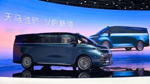 Geely’nin yeni tanıttığı Galaxy V900 rekor kırdı: Tek araca 42 kişi sığdırdılar