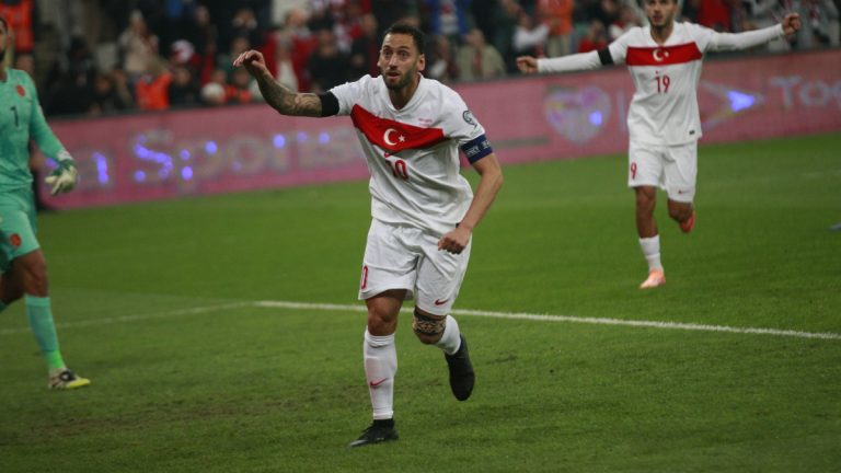 Hakan Çalhanoğlu, Bülent Korkmaz’ı yakaladı