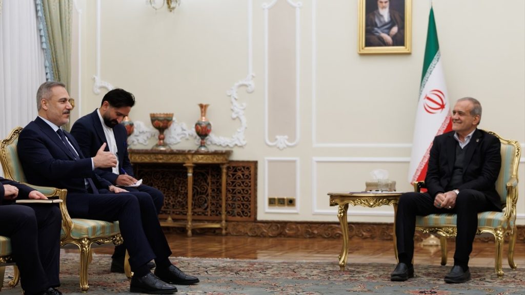 Hakan Fidan, İran Cumhurbaşkanı Pezeşkiyan ile görüştü