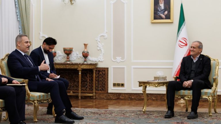 Hakan Fidan, İran Cumhurbaşkanı Pezeşkiyan ile görüştü