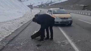 Hakkari’de karayoluna düşen kayaları sürücüler kaldırdı