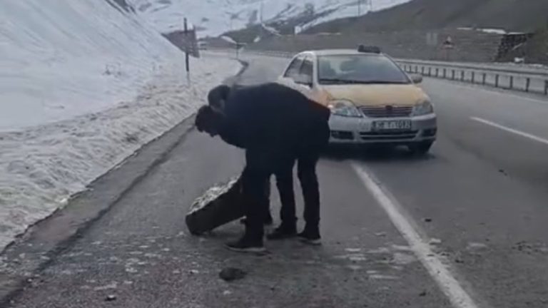 Hakkari’de karayoluna düşen kayaları sürücüler kaldırdı